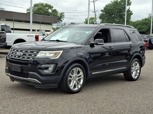 Used 2017 Ford Explorer XLT w/ Equipment Group 202A AWD/4WD image 5