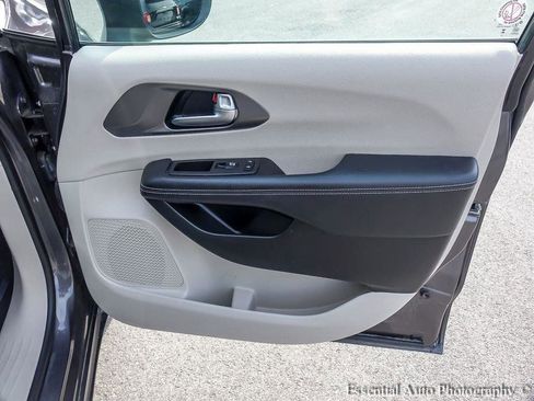 Used 2023 Chrysler Pacifica Touring-L FWD image 22