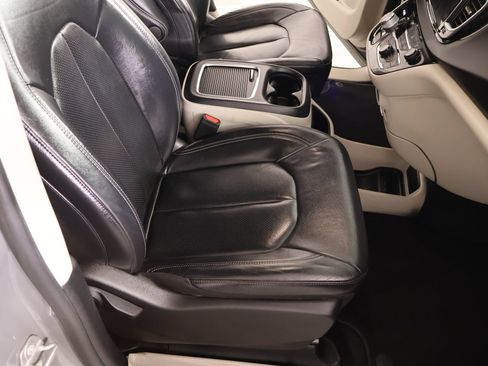 Used 2022 Chrysler Pacifica Touring-L FWD image 13