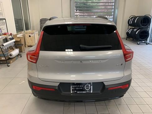Used 2025 Volvo XC40 B5 Plus image 5
