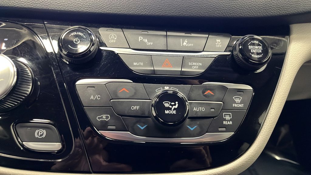 Used 2024 Chrysler Pacifica Touring-L FWD image 17