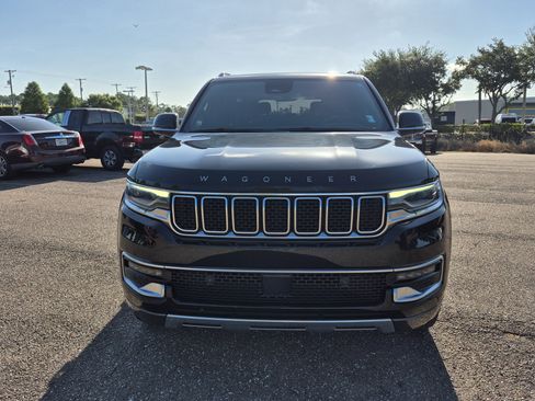 Used 2022 Jeep Wagoneer Series III w/ Premium Group I AWD/4WD image 2