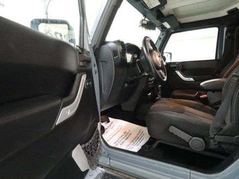 Used 2014 Jeep Wrangler Unlimited Sahara w/ Connectivity Group AWD/4WD image 9