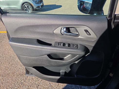 Used 2025 Chrysler Pacifica Select image 10