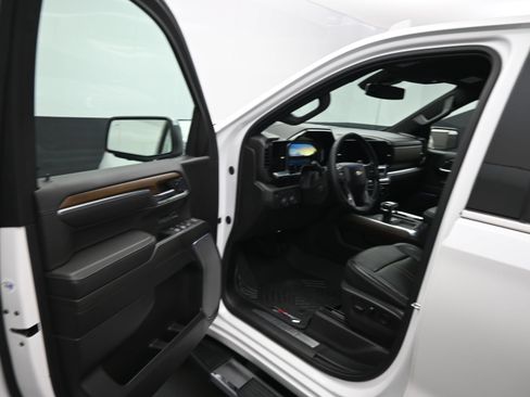 Used 2024 Chevrolet Silverado 1500 High Country w/ Z71 Off-Road Package AWD/4WD image 20