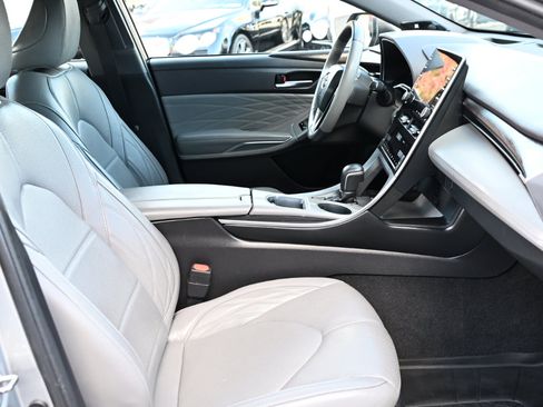 Used 2019 Toyota Avalon Limited image 32