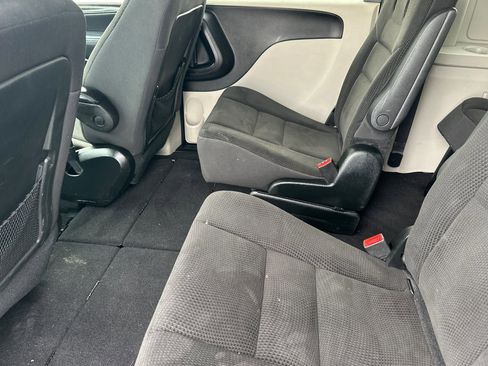 Used 2017 Dodge Grand Caravan SE FWD image 12