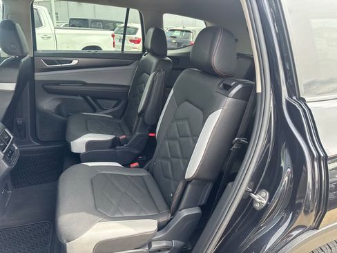 Used 2025 Volkswagen Atlas Peak Edition SE AWD/4WD image 12