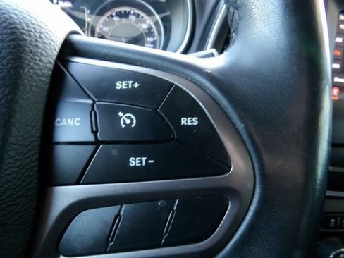 Used 2019 Jeep Cherokee Latitude Plus w/ Comfort/Convenience Group image 34