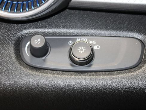 Used 2025 Chevrolet Trax LT FWD image 34