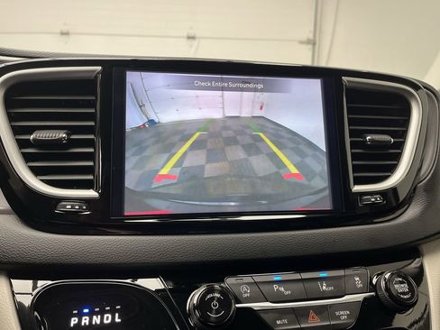 Used 2024 Chrysler Pacifica Touring-L image 5