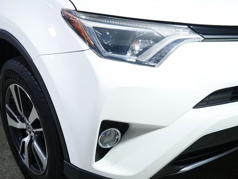 Used 2018 Toyota RAV4 XLE AWD/4WD image 16