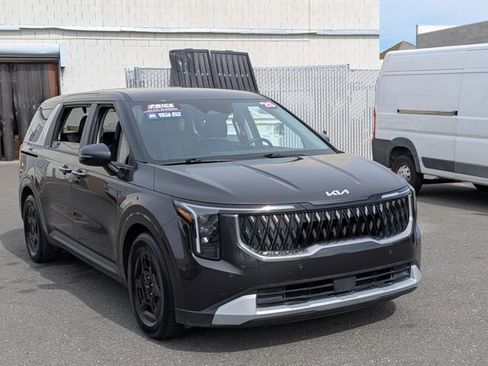 Used 2025 Kia Carnival image 3
