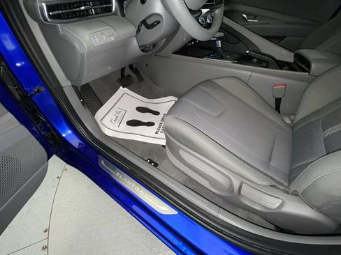 Used 2025 Hyundai Elantra SE FWD image 12