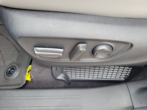 Used 2025 Toyota Sienna XLE w/ XLE Plus Package FWD image 19