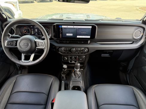 Used 2026 Jeep Wrangler Unlimited Sahara AWD/4WD image 32