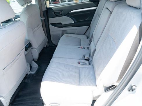 Used 2019 Toyota Highlander LE FWD image 27