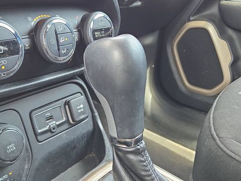 Used 2015 Jeep Renegade Latitude w/ Popular Equipment Group AWD/4WD image 15