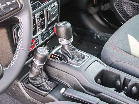 Used 2025 Jeep Wrangler Unlimited Rubicon AWD/4WD image 19