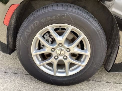 Used 2024 Chrysler Pacifica Touring-L FWD image 7