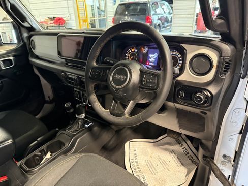Used 2024 Jeep Wrangler Unlimited Sport AWD/4WD image 9
