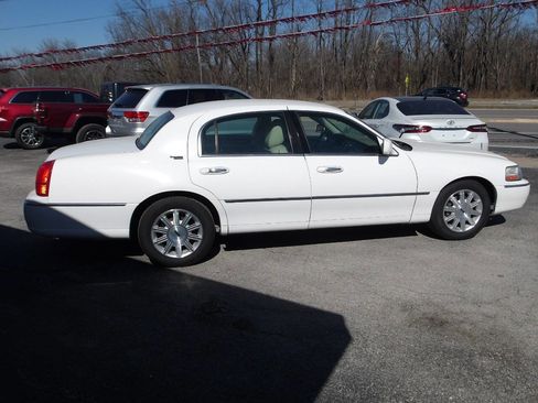Used 2011 Lincoln Town Car Signature Limited image 5