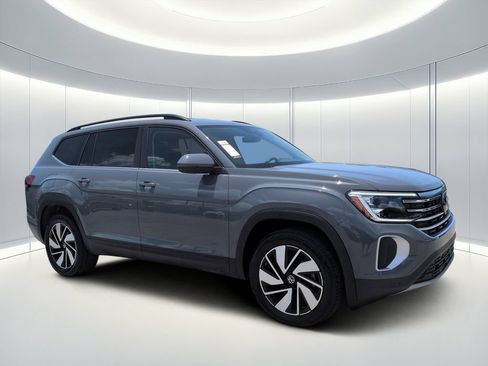 Used 2026 Volkswagen Atlas SE FWD image 2
