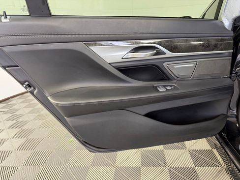 Used 2022 BMW 740i w/ Premium Package image 25