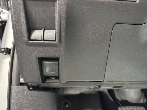 Used 2025 Toyota Sienna XLE FWD image 42