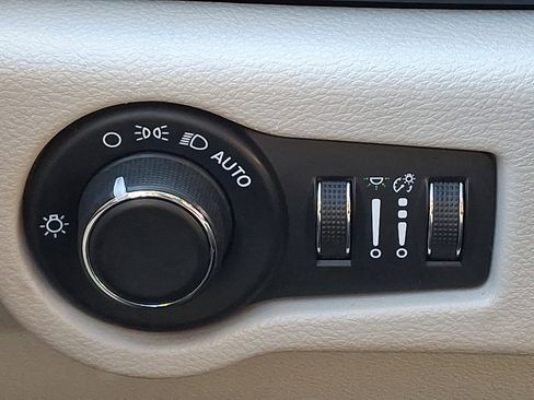 Used 2021 Chrysler Voyager Lxi image 25