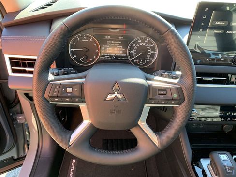 New 2025 Mitsubishi Outlander SE image 13