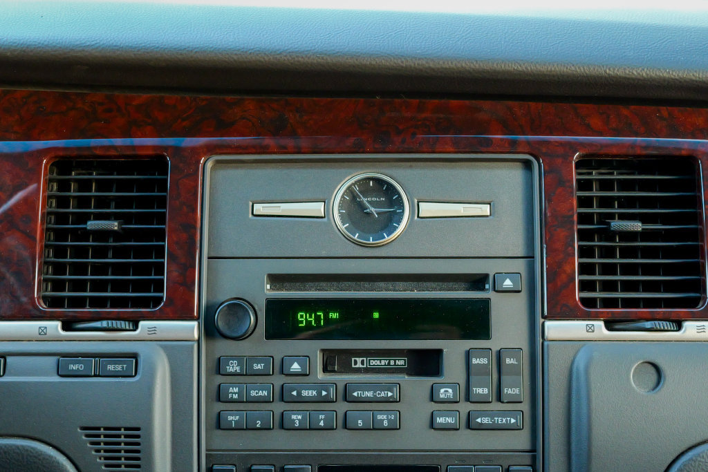 Used 2008 Lincoln Town Car Executive RWD image 56