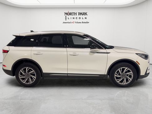 Used 2024 Lincoln Corsair FWD image 6