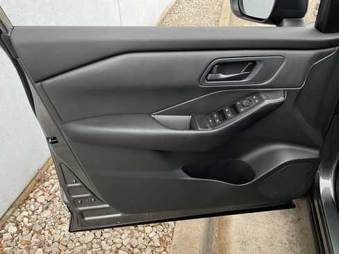 Used 2025 Nissan Rogue S image 13