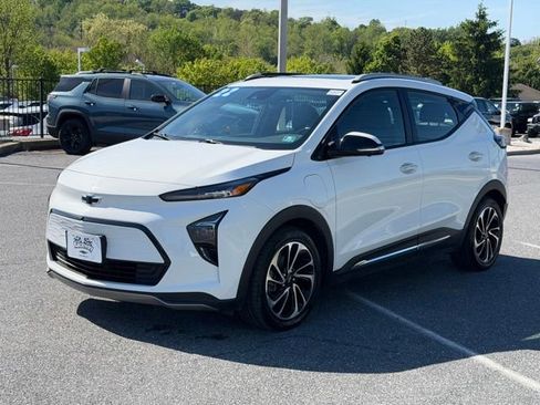 Certified 2022 Chevrolet Bolt EUV Premier w/ Sun & Sound Package FWD image 4