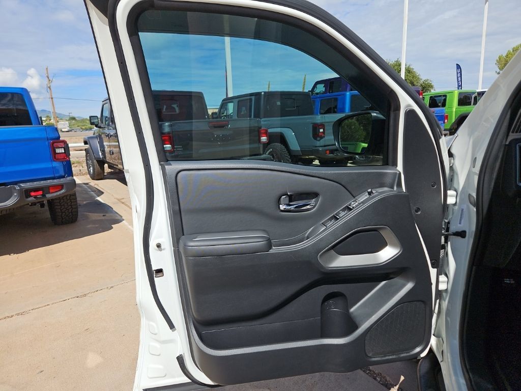 Used 2024 Nissan Frontier SV w/ SV Convenience Package RWD image 12