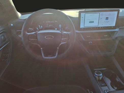 Used 2025 Ford Explorer ST image 4