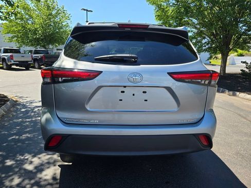 Used 2023 Toyota Highlander XLE AWD/4WD image 7