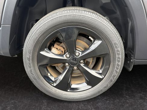 Used 2018 Jeep Cherokee Latitude w/ Altitude Package image 14