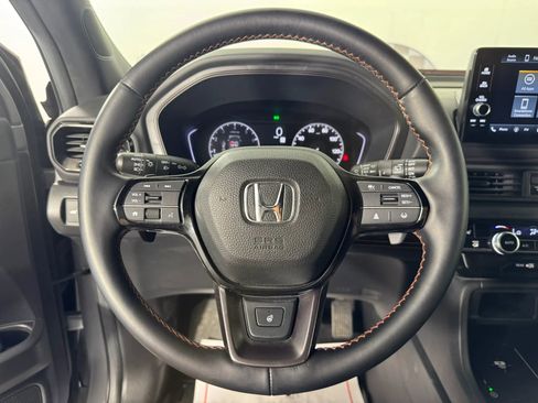 Used 2025 Honda Pilot TrailSport image 13