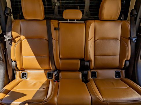 Used 2022 Jeep Gladiator Rubicon w/ Trailer Tow Package image 34