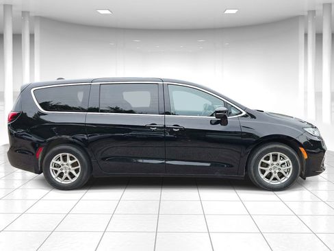 Used 2025 Chrysler Pacifica Select FWD image 2