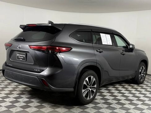 Used 2022 Toyota Highlander XLE AWD/4WD image 8