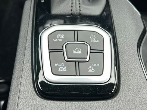 New 2026 Nissan Frontier SV w/ All-Weather Content Package AWD/4WD image 36
