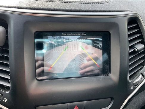 Used 2019 Jeep Cherokee Latitude Plus w/ Cold Weather Group image 21