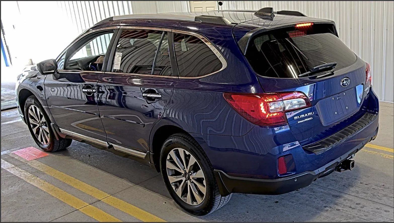 Used 2017 Subaru Outback 3.6R Touring AWD/4WD image 3