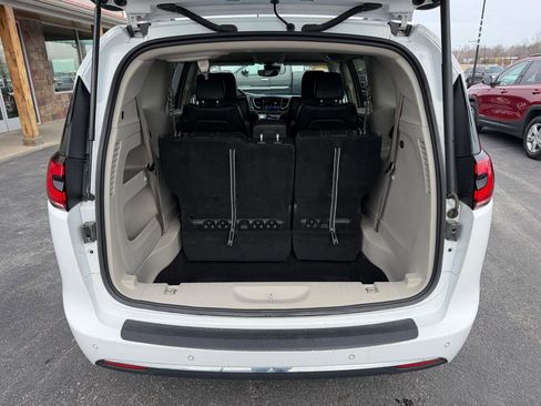 Used 2022 Chrysler Pacifica Touring-L image 6