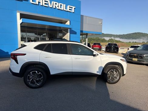 Used 2024 Chevrolet Trax LT w/ LT Convenience Package FWD image 3