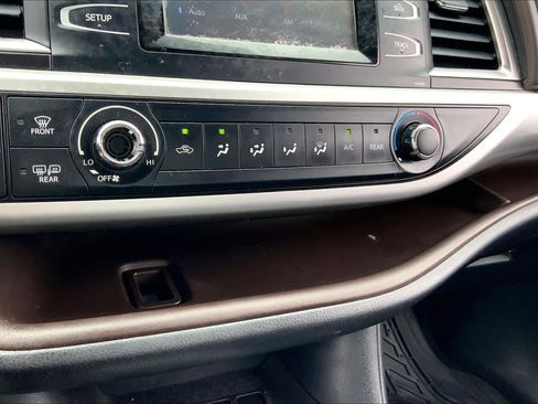 Used 2015 Toyota Highlander LE image 31