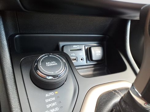 Used 2017 Jeep Cherokee Sport w/ Cold Weather Group AWD/4WD image 19